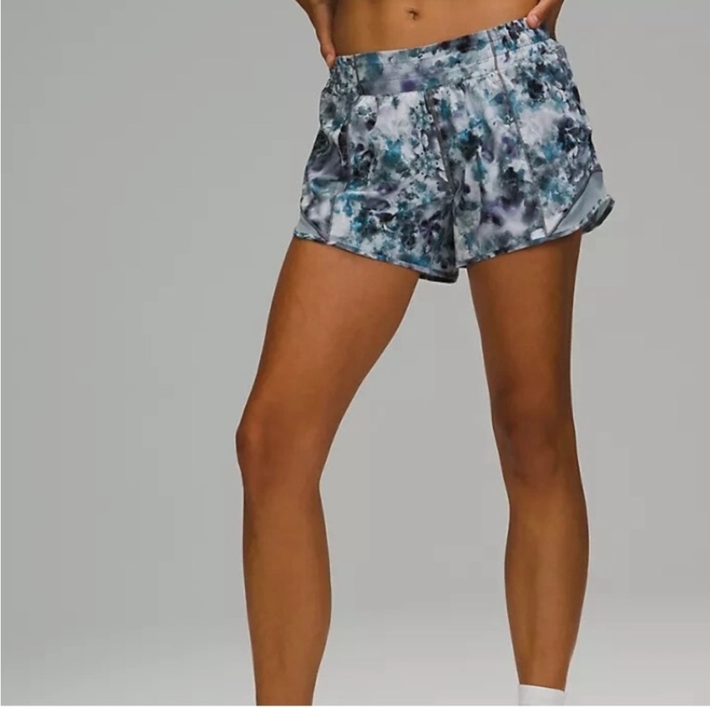 Lululemon Hotty Hot Low-Rise Lined Short 4" Kaleidofloral Multi/Blue Cast
Size 2